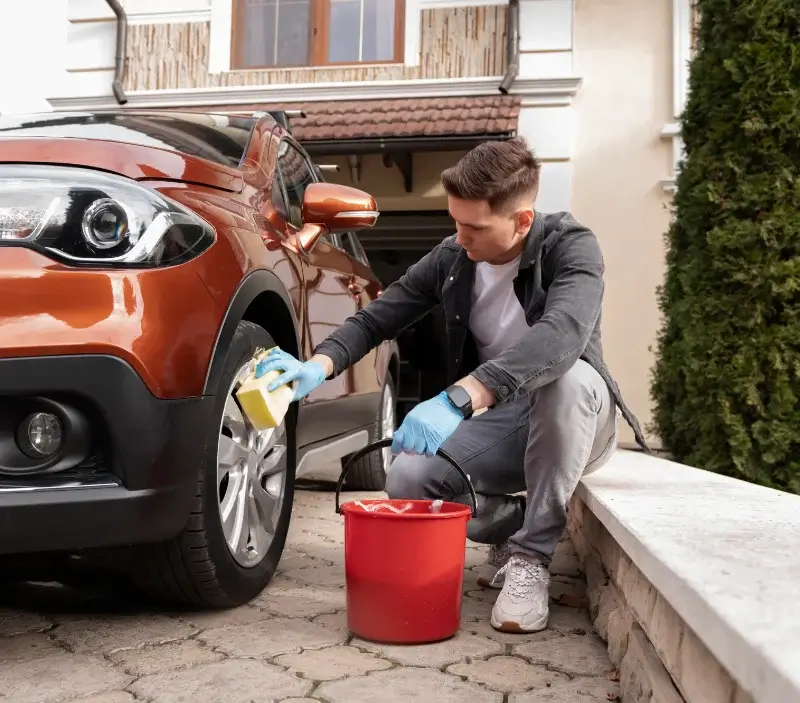Lavage auto à domicile Aubais : professionnel intervenant sur un véhicule
